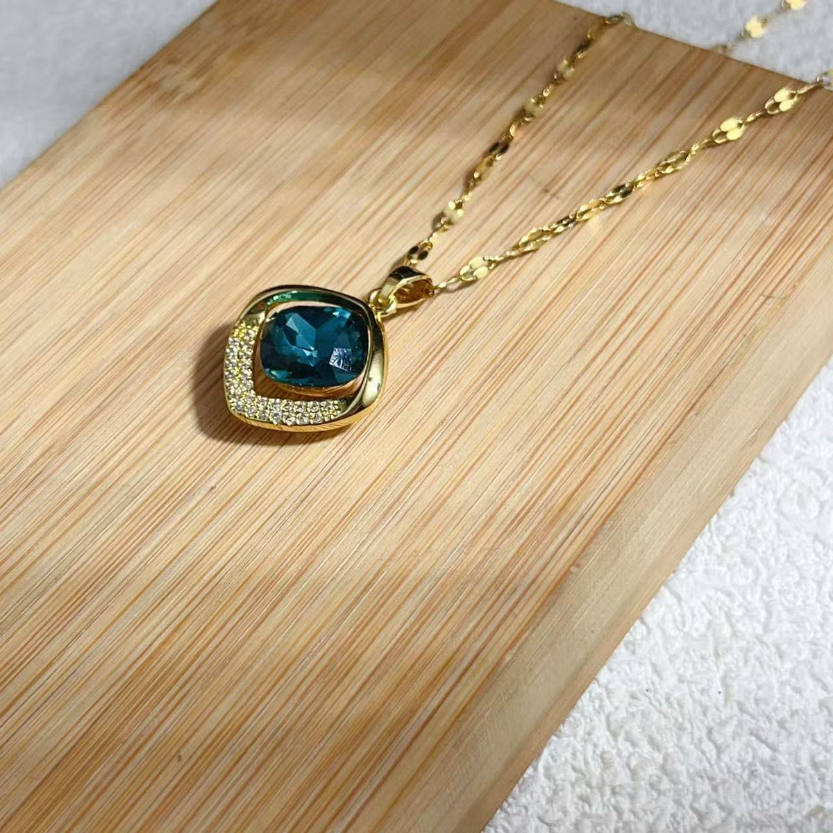 High-end Color Geometric Crystal Necklace