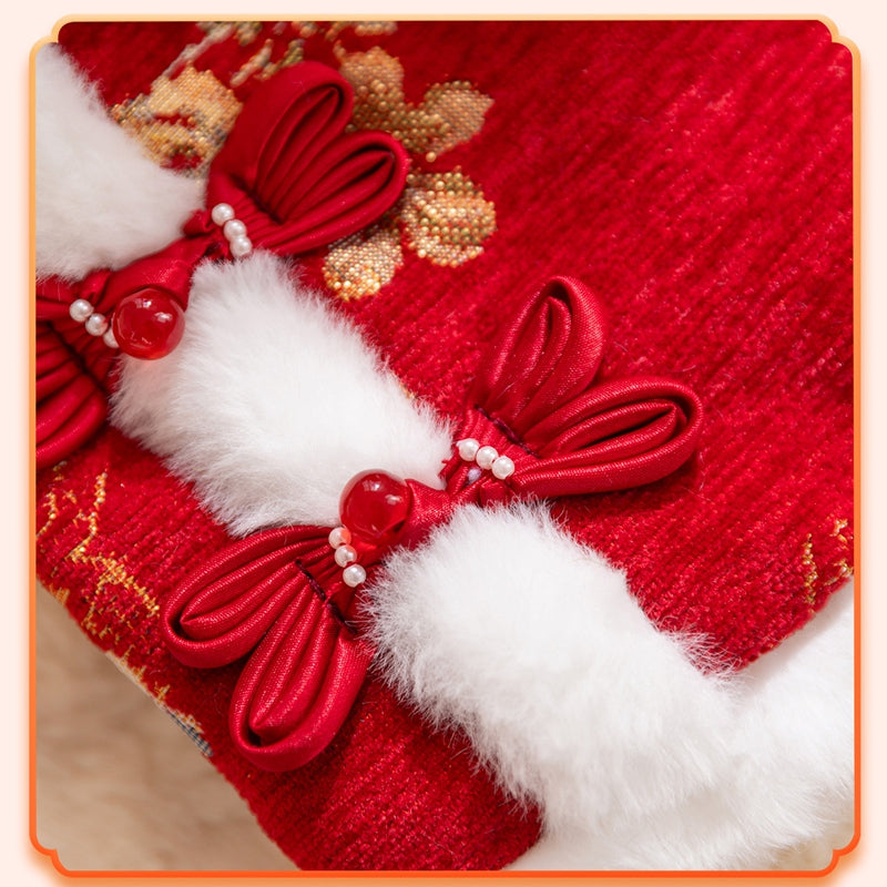 In Autumn And Winter, Cats Keep Warm. Chinese Style Of Wealth And Prosperity Bloom. New Year, Button-down Vests, Tang Suits, Little Dogs